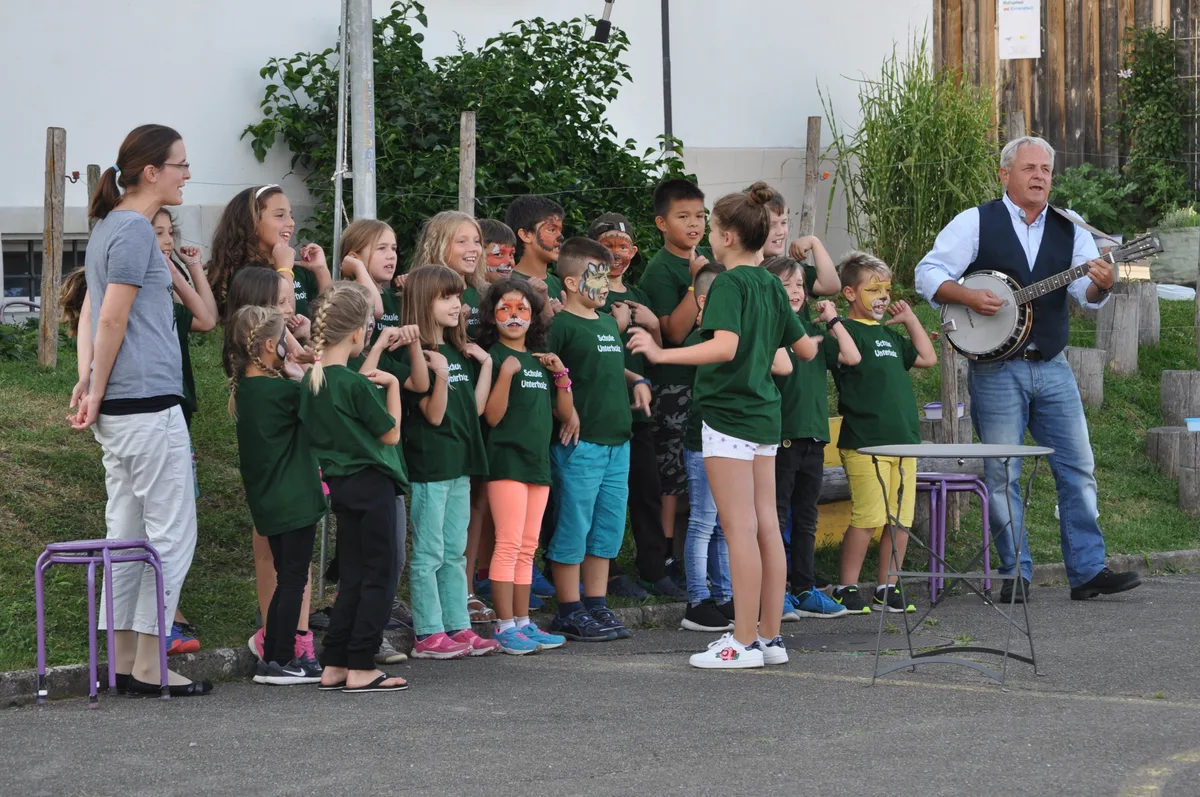 Man sieht eine Schulklasse musizieren.